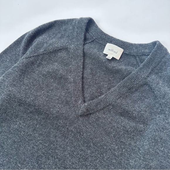 [SOLD] Aritzia Wilfred Grey Wool and Cashmere V-Neck Relaxed Fit Sweater size XS - Picture 13 of 14
